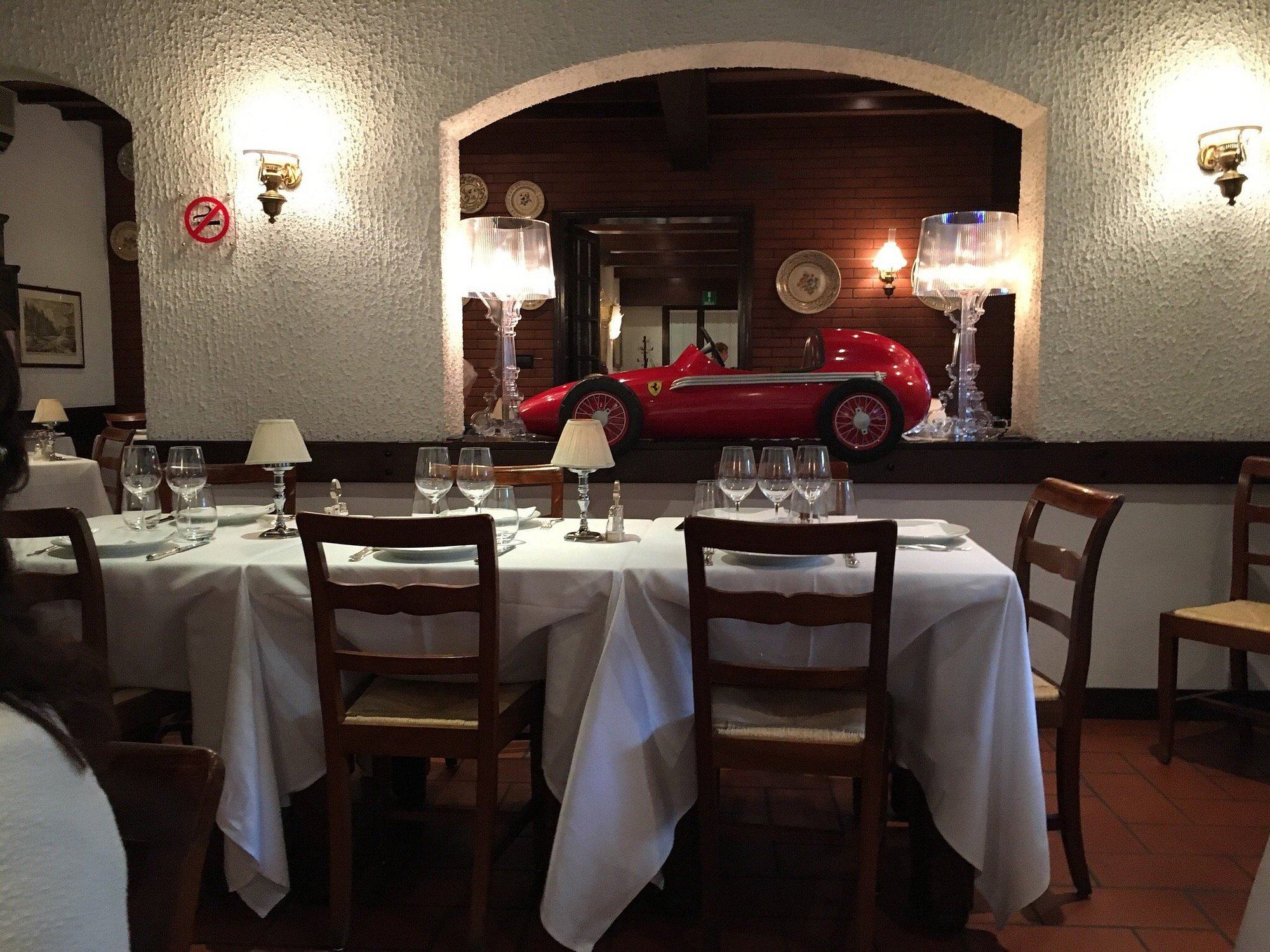 Sala da pranzo con nicchia in mattoni e modellino di Ferrari da corsa