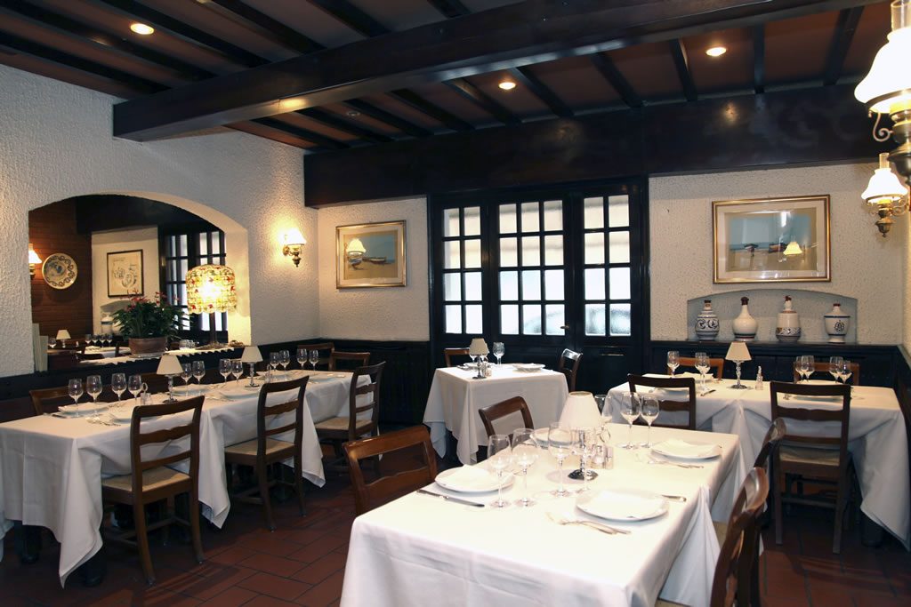 Sala con porte in legno scuro sul cortile
